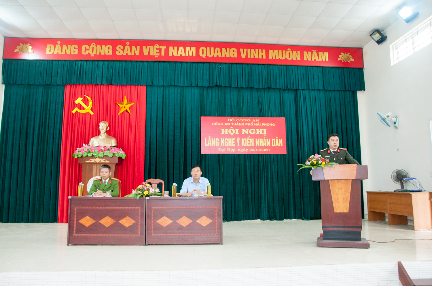 Thượng tá Lê Trung Sơn, Phó Giám đốc CATP lắng nghe ý kiến nhân dân tại xã Đại Hợp (Kiến Thụy)